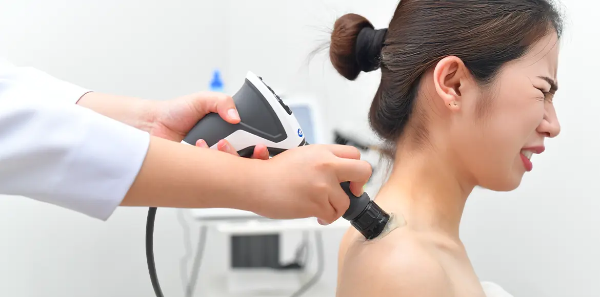 คลินิกกายภาพบำบัด ช่วยลดอาการปวด ด้วย Shockwave Therapy