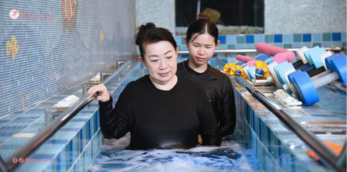 hydrotherapy-vs-physical-therapy-for-knee-pain ธาราบำบัด คืออะไร ต่างจากกายภาพบำบัดยังไง ทำไมคนปวดเข่าถึงเริ่มที่นี่